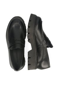 Zwarte leren instappers met een chunky rubberen zool, voorzien van een decoratieve band over de wreef en een gladde textuur.