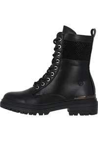 Stivale da combattimento in pelle nera con lacci, suola chunky, occhielli in metallo, pannello perforato vicino alla parte superiore e linguetta sul retro.