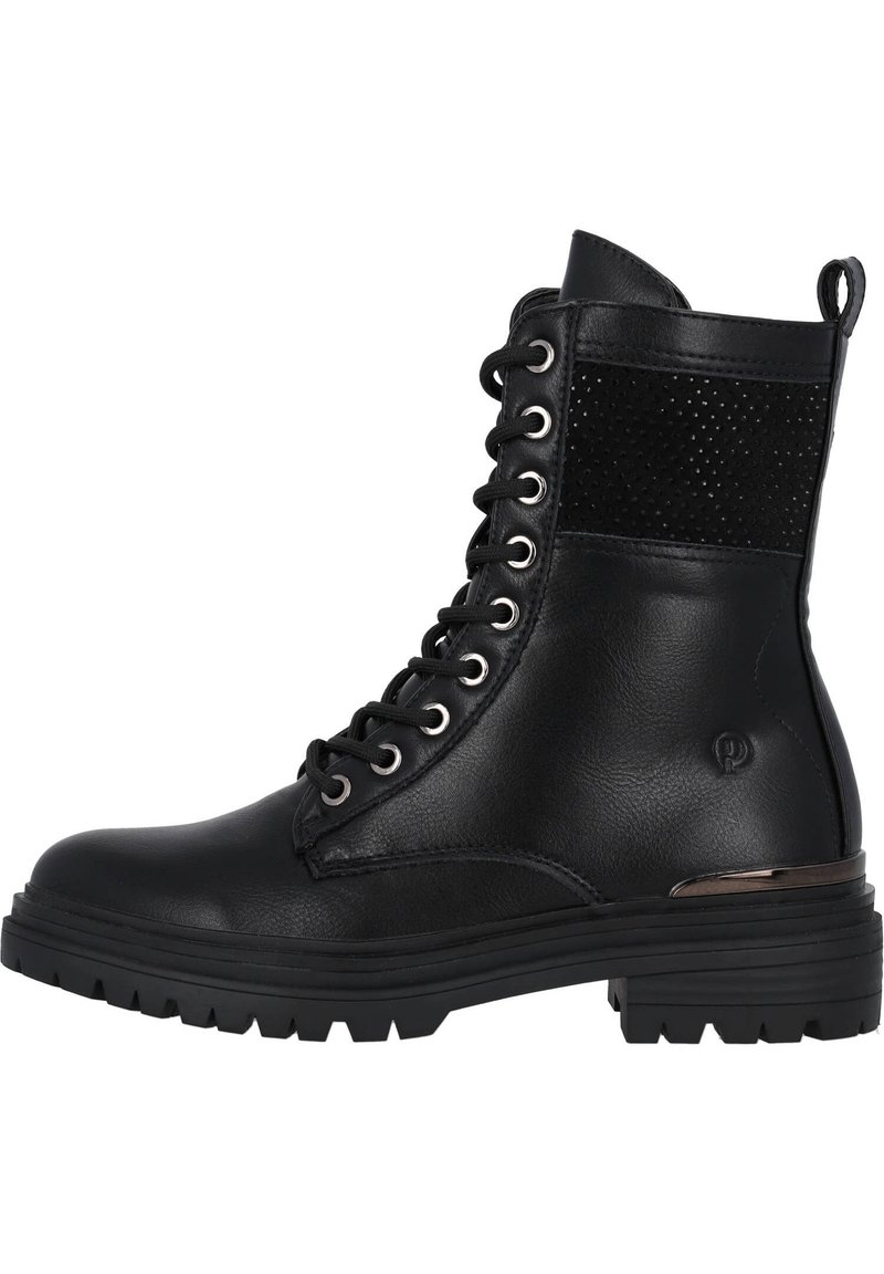 Stivale da combattimento in pelle nera con lacci, suola chunky, occhielli in metallo, pannello perforato vicino alla parte superiore e linguetta sul retro.
