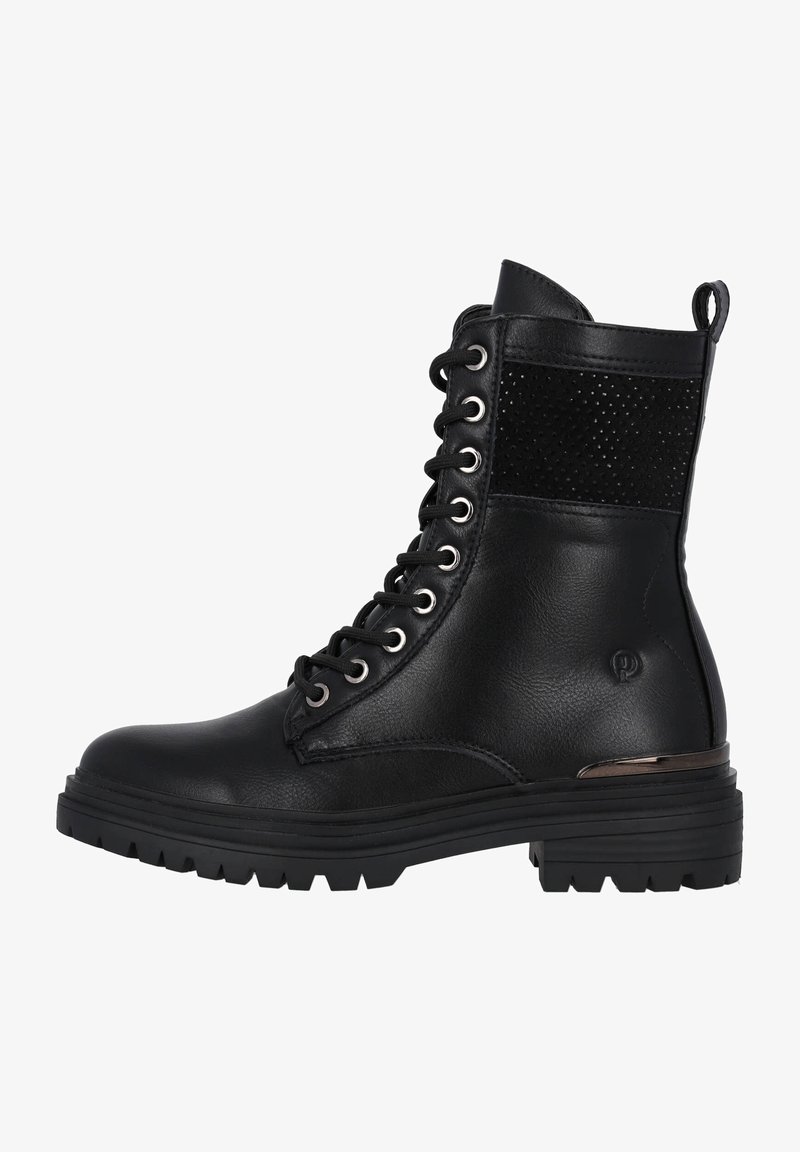 Stivale da combattimento in pelle nera con lacci, suola chunky, occhielli in metallo, pannello perforato vicino alla parte superiore e linguetta sul retro.