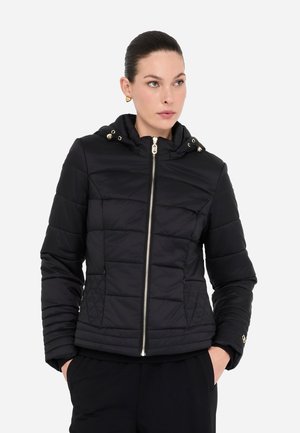 Giubbotto imbottito nero con cappuccio, dotato di zip e accessori dorati, texture trapuntata e tasche laterali.