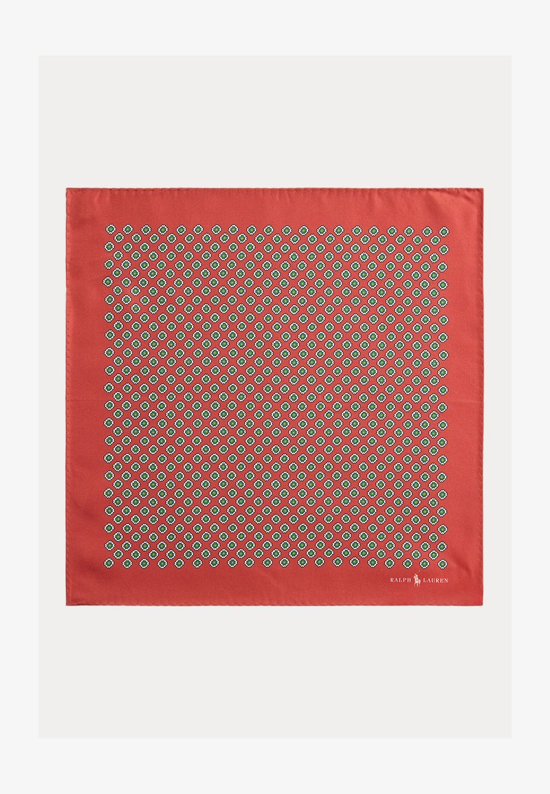 Κόκκινο μεταξωτό φουλάρι με γεωμετρικό σχέδιο από επαναλαμβανόμενα πράσινα και λευκά διαμάντια. Οι γωνίες είναι προσεκτικά ραμμένες, με λογότυπο σε μία γωνία.