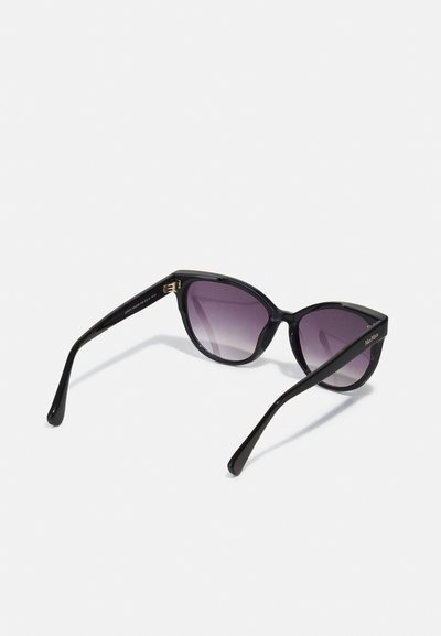 Gafas de sol de ojo de gato negras con lentes morados degradados, montura de plástico brillante y patillas delgadas negras con detalles en dorado.