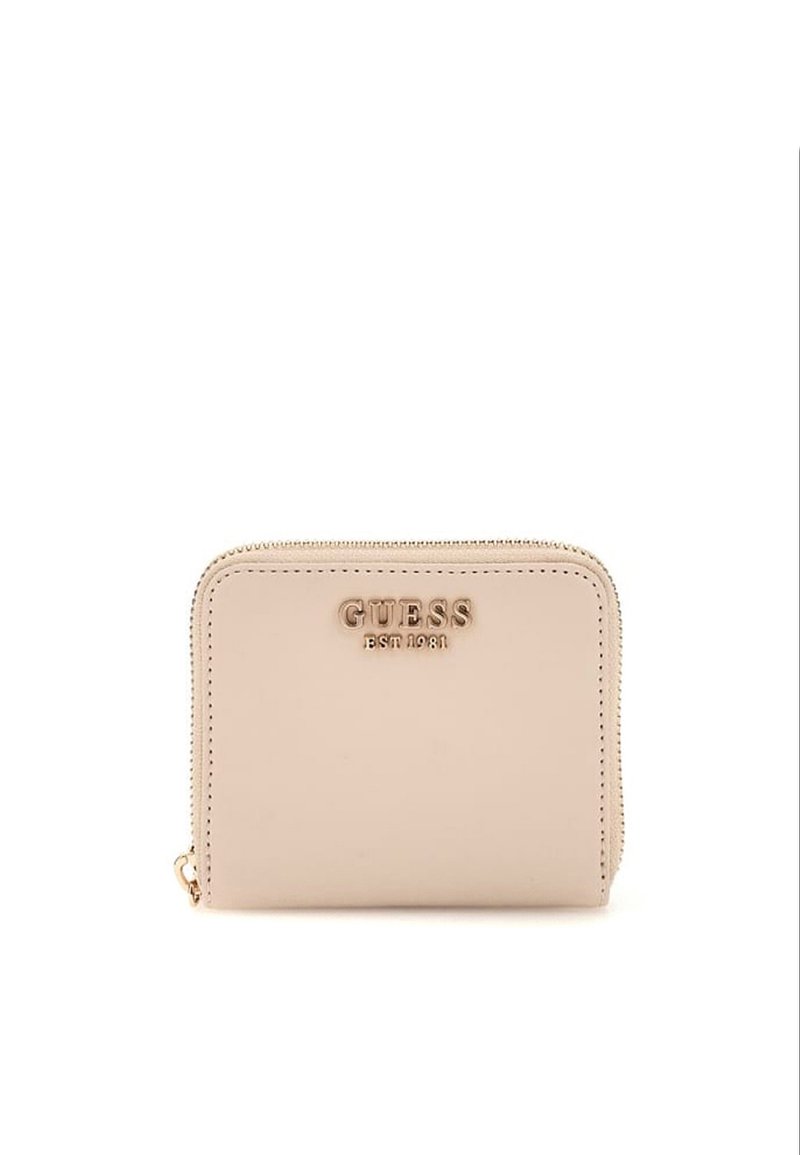 Portafoglio zip Guess in finta pelle beige chiaro. Presenta logo impreziosito, forma rettangolare e una cerniera metallica con linguetta. Tessuto liscio.
