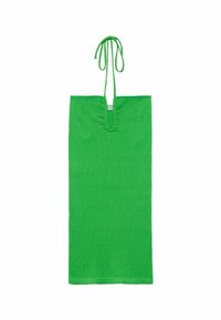 Robe verte en coton côtelé avec un décolleté en V et des bretelles ajustables. La texture est légèrement granuleuse, offrant une sensation respirante.