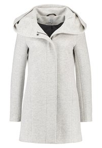 Abrigo con capucha de color gris claro, fabricado con una tela texturizada, que cuenta con un cierre frontal, mangas largas y un dobladillo curvado. Destaca por su patrón acolchado.