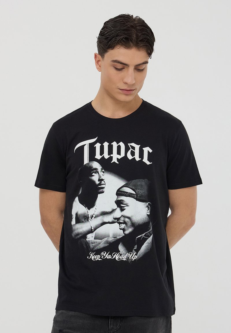 T-shirt in cotone nero con una stampa grafica di due figure e il testo "Tupac" e "Keep Ya Head Up" in bianco. Stile classico con collo a giro.