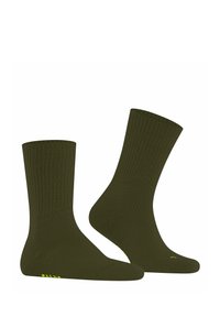 Deux paires de chaussettes vert olive affichées côte à côte, présentant une texture côtelée et un petit logo jaune à la base.