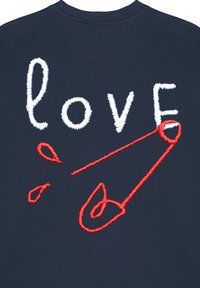 T-shirt in cotone blu navy con testo ricamato in bianco e rosso "love", con un design di spilla da balia incorporato nelle lettere.