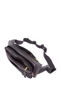 Borsa a spalla in nylon nero con più scomparti con zip, tracolla regolabile e tirazip gialli. Texture liscia e design elegante.