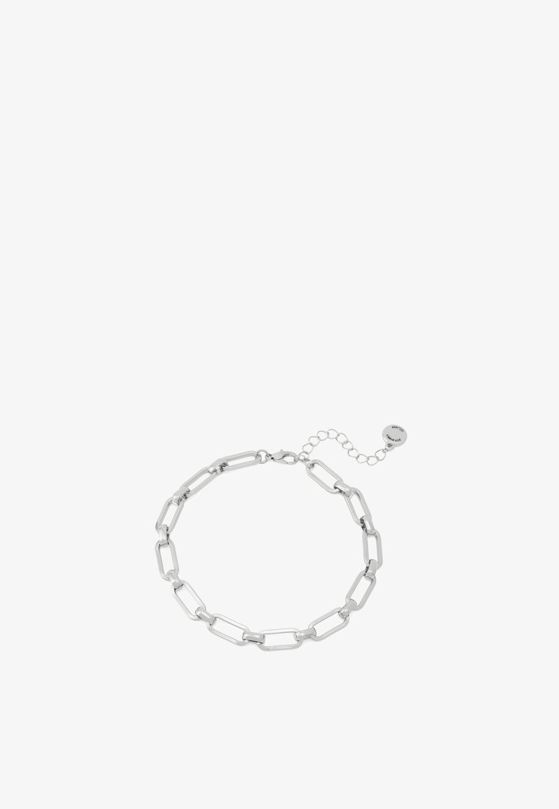 Bracelet à chaîne en argent avec des maillons allongés, une finition métallique lisse et un fermoir réglable avec une petite pastille ronde.