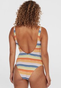 Bunt gestreifte Einteilige Badeanzug mit niedrigem Rückendesign, breiten Trägern und einem glatten, dehnbaren Stoff.