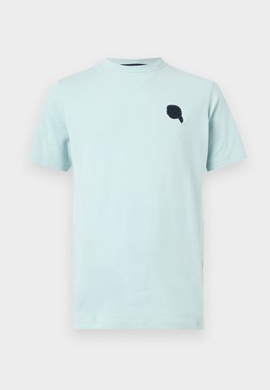 Tricou bleu deschis cu mâneci scurte, cu un logo negru brodat pe partea stângă a pieptului și guler rotund.