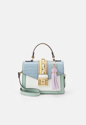 Pequeño bolso de color pastel con tapa de textura de cocodrilo azul, cadena y cierre dorados, borla lavanda y correa verde menta.