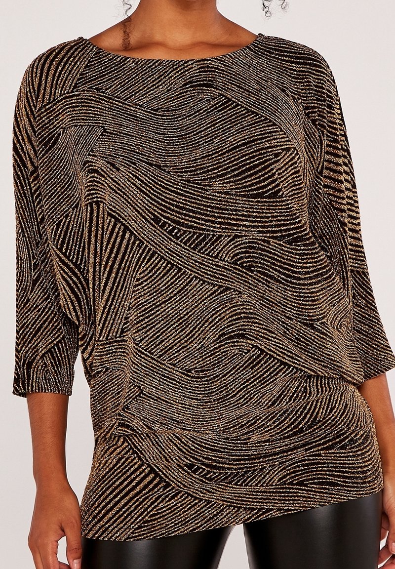 Haut à motifs noirs et dorés avec une coupe ample, présentant une texture ondulée abstraite et des manches trois-quarts, confectionné dans un tissu texturé.