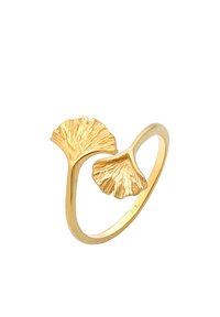 Goldfarbener Ring mit zwei Ginkgo-Blattmotiven und strukturierten Details, der ein fließendes Design und ein glattes Band zeigt.