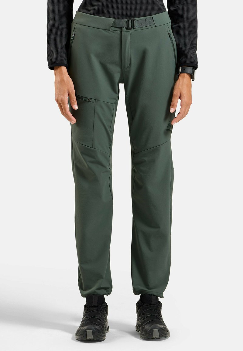 Grüne technische Hose mit Slim-Fit, ausgestattet mit Reißverschlusstaschen, einem Gürtel und verstärkten Kniefeldern. Hergestellt aus strapazierfähigem, leichtem Material.