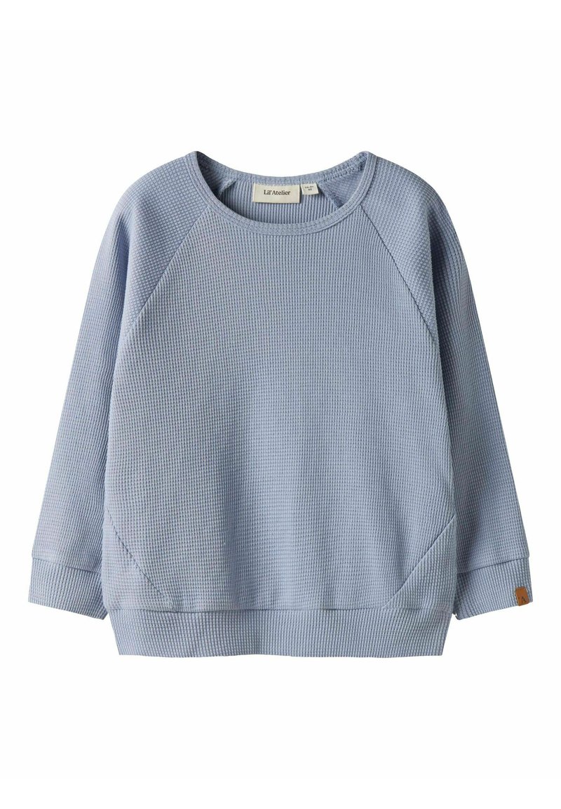 Pull-over bleu clair en maille gaufrée à manches longues avec col ras du cou, manches raglan, et petite étiquette de marque sur le poignet gauche.