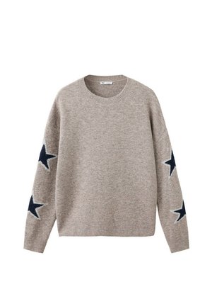 Beiger Strickpullover mit Rundhalsausschnitt und großen dunkelblauen Sternen auf beiden Ärmeln, mit gerippten Bündchen und Saum.