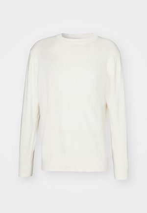 Balts džemperis ar apaļu kakla izgriezumu, garām piedurknēm, adīta tekstūra, ribotas aproces un apakša, klasiskā piegriezuma, minimālists dizains bez redzamām rakstām vai rotājumiem.