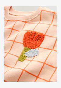 Neselectat, peach pink grid