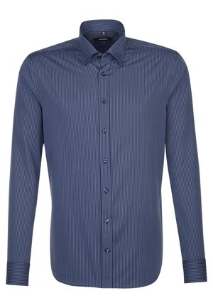 Navyblaues Langarmhemd mit vertikalen weißen Streifen, Knopfverschluss, Kentkragen und kontrastierenden Knopfdetails. Glatte Stoffstruktur.
