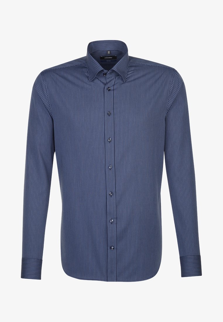 Navyblaues Langarmhemd mit vertikalen weißen Streifen, Knopfverschluss, Kentkragen und kontrastierenden Knopfdetails. Glatte Stoffstruktur.