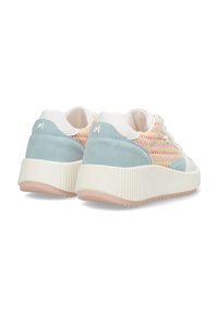 Lichtblauwe en witte sneakers met een gestructureerde bovenkant in roze, geel en wit. Heeft een chunky witte zool met een geribbeld ontwerp.