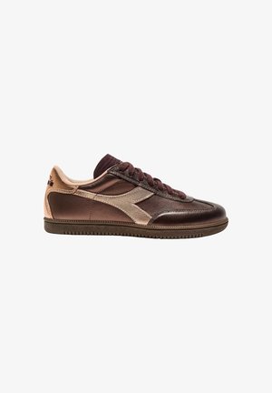 Sneaker en cuir brun avec une bande latérale beige, des lacets marron assortis, une doublure intérieure beige et une semelle en caoutchouc texturée, présenté en vue de profil.
