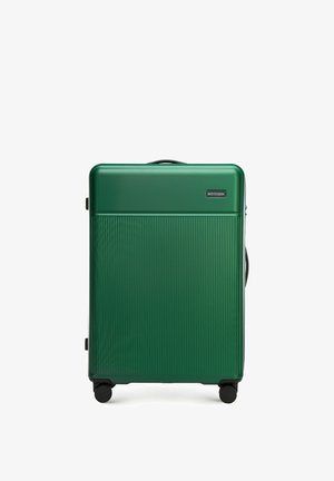 Groene hardcase koffer met horizontale ribbelstructuur, zwarte accenten, bovenhandvat en vier wielen voor mobiliteit.