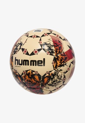 Hummel Inspire Match fodbold, med en beige overflade med røde og sorte geometriske mønstre og teksturerede paneler for bedre greb.