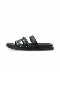 Sandales noires à glissière avec deux bandes, ornées de clous en argent sur la bande avant, semelle plate et texture en cuir lisse.