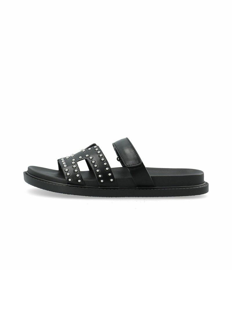 Sandales noires à glissière avec deux bandes, ornées de clous en argent sur la bande avant, semelle plate et texture en cuir lisse.
