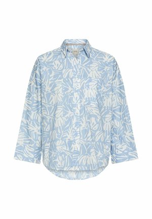 Jasnoniebieska koszula na długi rękaw zapinana na guziki z białym tropikalnym wzorem liści i kieszenią na piersi, prezentowana na białym tle.