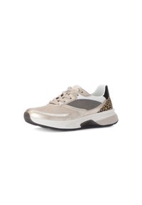 Beige sportieve sneakers met metallic accenten, gaaspanelen en een luipaardprint op de hak. Voorzien van een dikke witte zool en zes gaatjes voor veters.