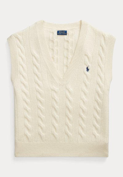 Kremowa, bezrękawnikowa kamizelka sweterkowa w warkocze z dekoltem w szpic i małym granatowym logo Polo Ralph Lauren na piersi.