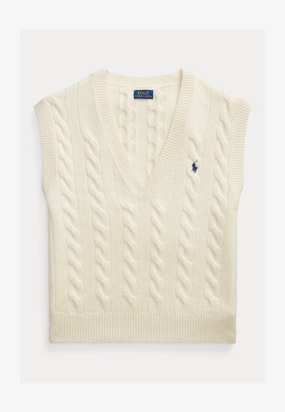 Kremowa, bezrękawnikowa kamizelka sweterkowa w warkocze z dekoltem w szpic i małym granatowym logo Polo Ralph Lauren na piersi.