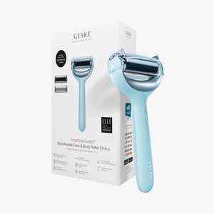 Micronaalden gezicht en lichaamsroller met een lichtblauwe ergonomische handgreep, een zilveren naaldrollerkop en bijbehorende accessoires in verpakking.