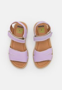 Fioletowe syntetyczne sandały z dwiema regulowanymi rzepami i taninowymi skórzanymi wkładkami. Szyte krawędzie i logo nadrukowane na pasku.