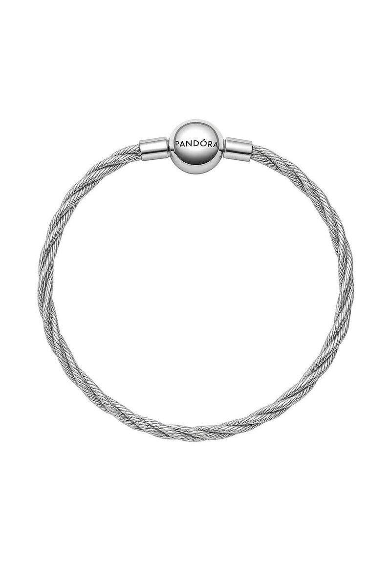 Strieborný pletený drôtový náramok s okrúhlym zapínaním, na ktorom je vygravírované "PANDORA". Hladký povrch s lesklým finišom. Jednoduchý, elegantný dizajn.