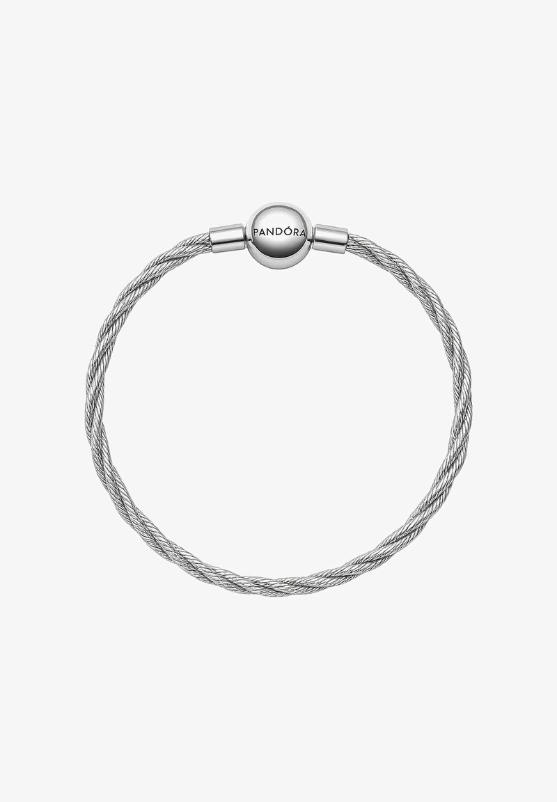 Strieborný pletený drôtový náramok s okrúhlym zapínaním, na ktorom je vygravírované "PANDORA". Hladký povrch s lesklým finišom. Jednoduchý, elegantný dizajn.