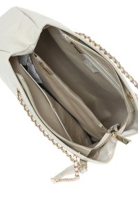 Borsa a tracolla bianca trapuntata con catena dorata. L'interno presenta più scomparti, tra cui tasche con cerniera e tasche aperte, foderati in tessuto beige.