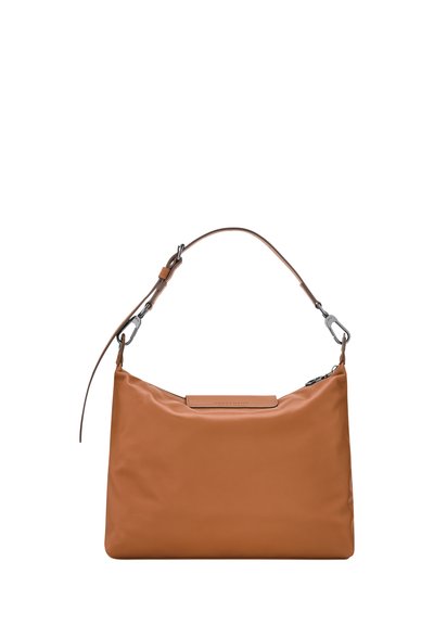 Braune Lederschultertasche mit glatter Textur, ausgestattet mit einem oberen Reißverschluss, einem kurzen Schulterriemen und einem rechteckigen Logoelement auf der Vorderseite.