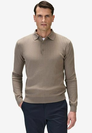 Beige ribbet t-shirt med lange ærmer og traditionel krave samt tre knapper ved halsen, lavet af blødt strikket stof.
