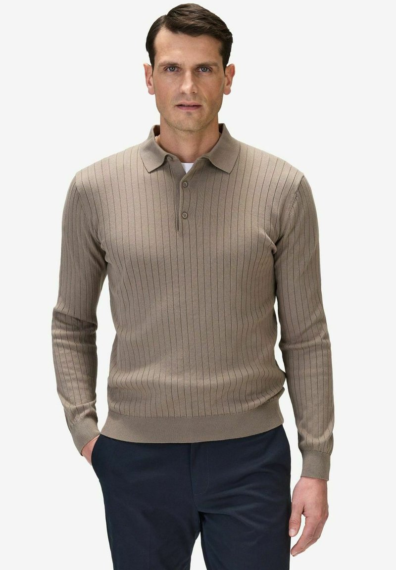 Beige ribbad långärmad polo med traditionell krage och tre knappar vid halsen, tillverkad av mjukt stickat tyg.
