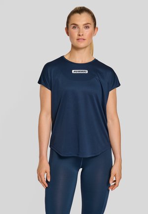 Marineblauw sport T-shirt gemaakt van gladde stof, met korte mouwen en een ronde halslijn, voorzien van een wit logo in het midden.