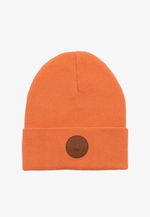 Dzianinowa czapka w jasnym pomarańczowym kolorze z podwiniętym mankietem i okrągłą skórzaną naszywką w brązowym kolorze z motywem dzikiej przyrody. Miękka tekstura i lekka konstrukcja.