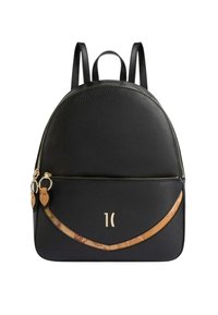 Czarny skórzany plecak o teksturowanym wykończeniu, okrąg�łym kształcie, z przednią kieszenią, złotymi suwakami oraz akcentującym paskiem w jasnym wzorze.