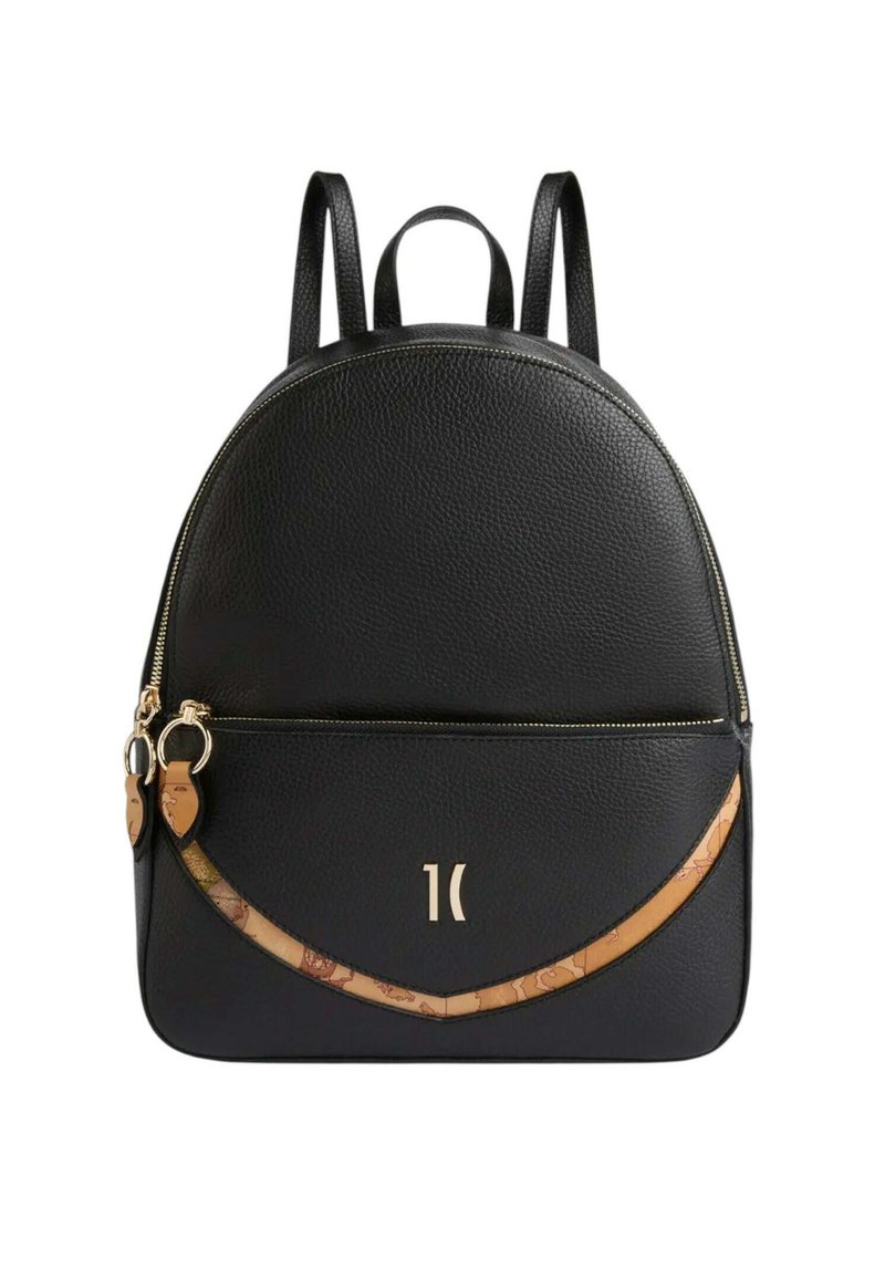 Czarny skórzany plecak o teksturowanym wykończeniu, okrągłym kształcie, z przednią kieszenią, złotymi suwakami oraz akcentującym paskiem w jasnym wzorze.