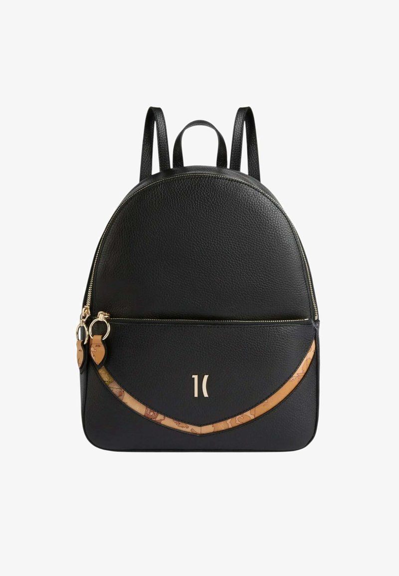 Mochila de cuero negro con acabado texturizado, forma redonda, bolsillo frontal, cremalleras doradas y una correa de acento con un patrón de color claro.